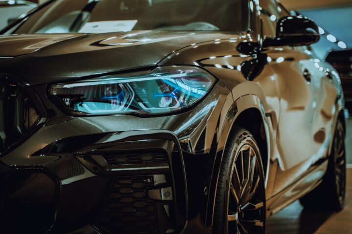 Strona internetowa dla dealera samochodowego: jak zaprojektować serwis, który sprzedaje auta i leady